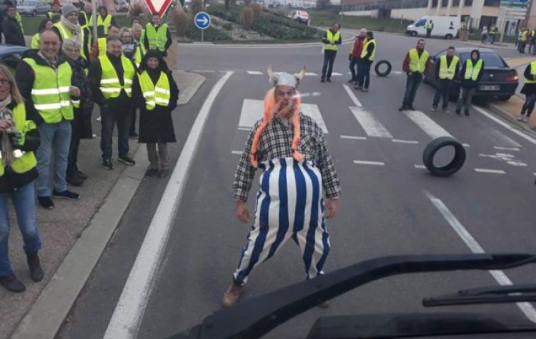 Протестите във Франция затрудняват транспорта