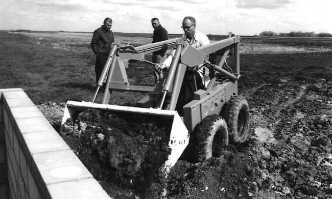 Първият колесен товарач Bobcat