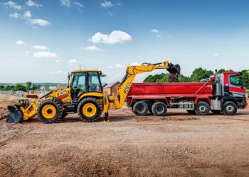 JCB представя върховите си модели комбинирани багер-товарачи 3СХ PRO и 5CX PRO
