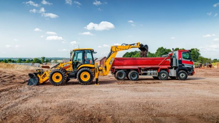 JCB представя върховите си модели комбинирани багер-товарачи 3СХ PRO и 5CX PRO
