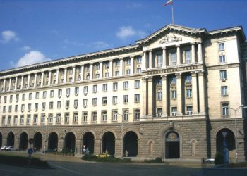 Държавна петролна компания е неконкурентна и ще бъде закрита