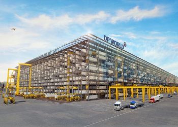 Високостелажна система складира контейнери в Бусан