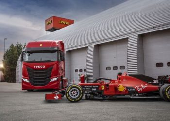 IVECO достави два влекача S-Way на Scuderia Ferrari
