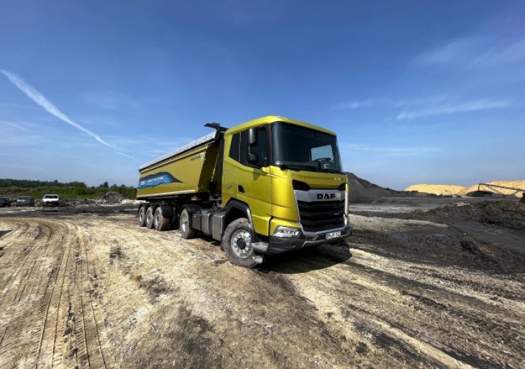 На пътя и в кариерата с новите строителни камиони на DAF