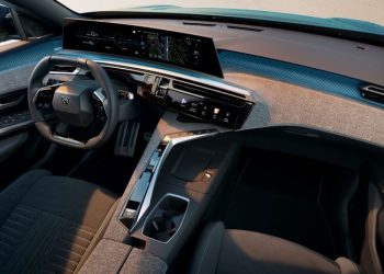Новият панорамен i-COCKPIT на PEUGEOT