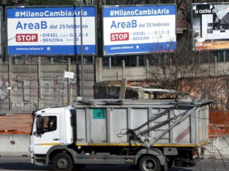 Милано ще спира камионите без сензори и огледала за мъртви точки
