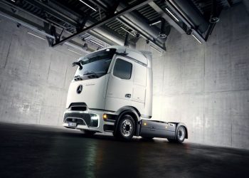 Mercedes-Benz Trucks разширява портфолиото си от е-камиони с новия eActros Lowliner