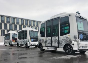 Автономни бусове возят хора в германска община