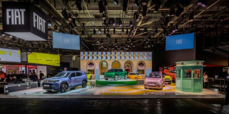 FIAT пренася модерен италиански площад на автомобилното изложение в Париж