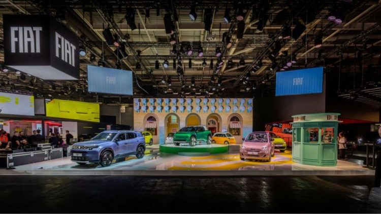 FIAT пренася модерен италиански площад на автомобилното изложение в Париж