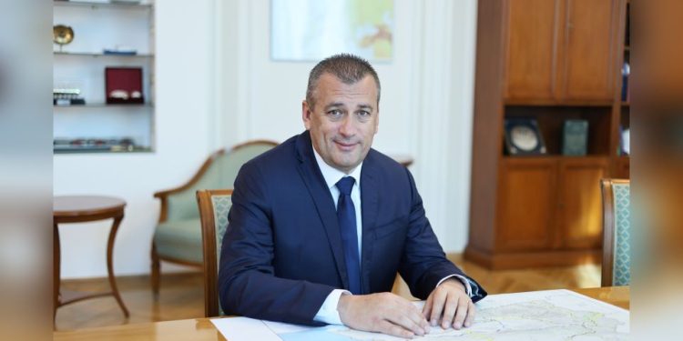 Министър Пеев пред сп. ЛОГИСТИКА: Целта е по-безопасен транспорт, модерна и работеща железница и подобрена свързаност