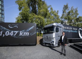 Mercedes-Benz GenH2 Truck измина над 1000 км с едно зареждане с течен водород