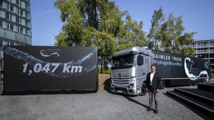 Mercedes-Benz GenH2 Truck измина над 1000 км с едно зареждане с течен водород