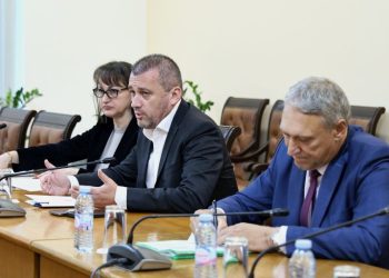 Министър Пеев обсъди с таксиметровите организации и автошколите общи решения за сектора